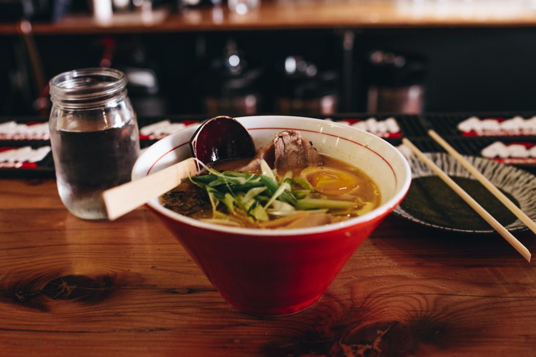 Soupe aux légumes et à la viande hachée : la recette parfaite pour un repas rapide et nourrissant avec le FreshJuice mixeur portable